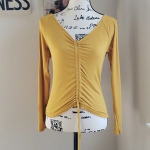 Flirty Mustard top!